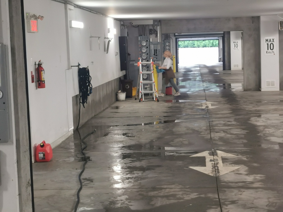 Nettoyage d'un garage (stationnement) d'immeuble